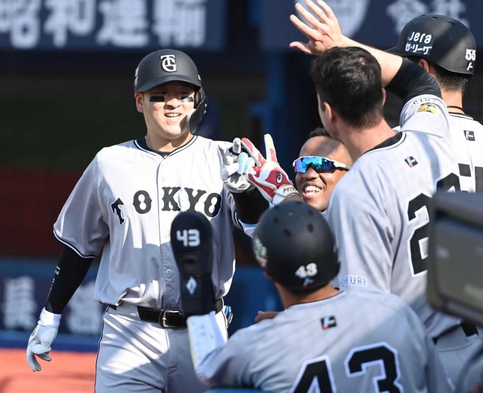 　６回、１号ソロを放ちナインとタッチを交わす岸田（左）＝撮影・開出牧