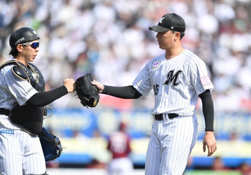 　１回、浅村を中飛に打ち取り、寺地（左）とタッチを交わす田中晴（撮影・開出牧）