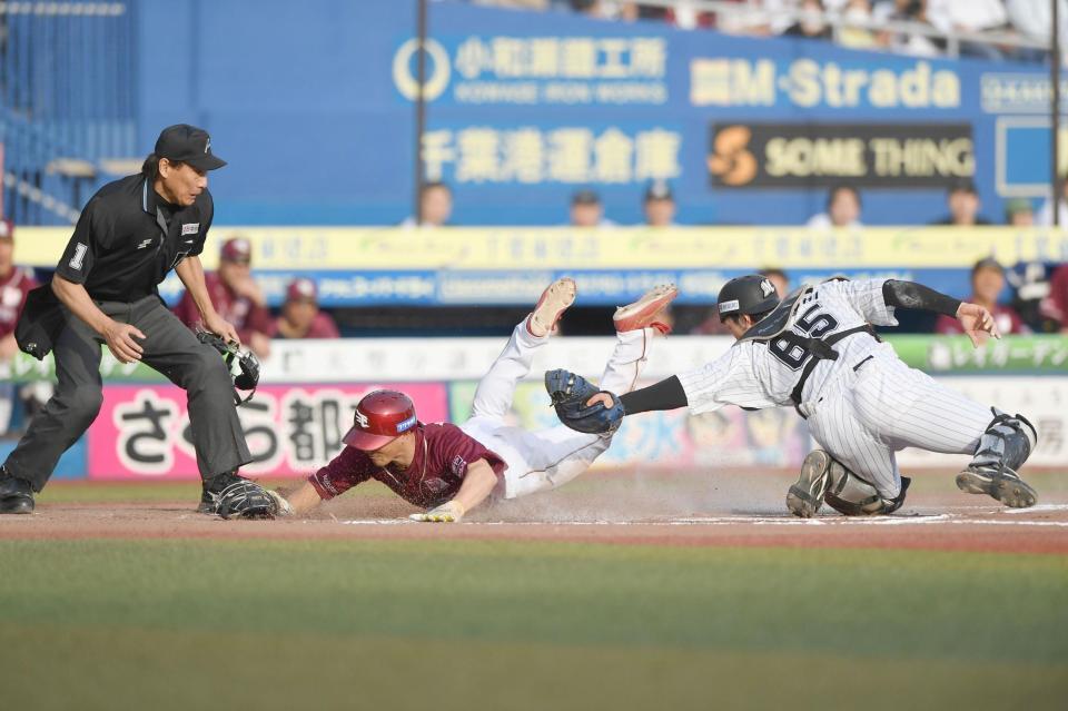 　６回、遊撃手・小川のフィルダースチョイスで三塁から勝ち越しのホームに滑り込む小深田（左）。捕手・寺地（撮影・開出牧）