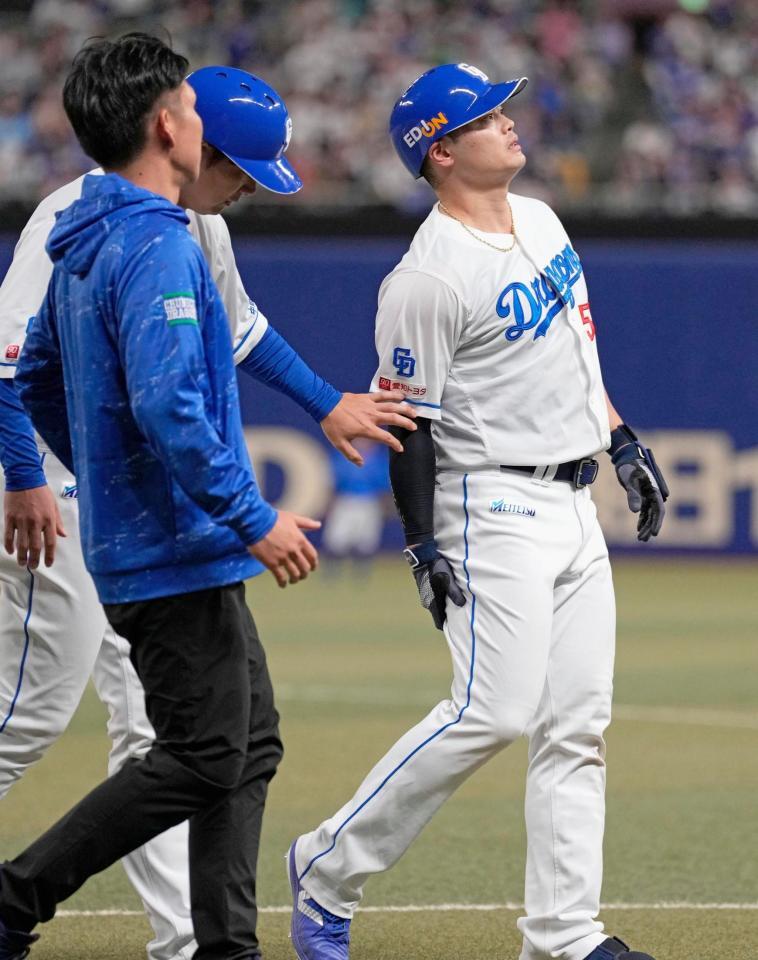 中日 細川成也がアクシデントで途中交代 五回の走塁中に右太もも裏を