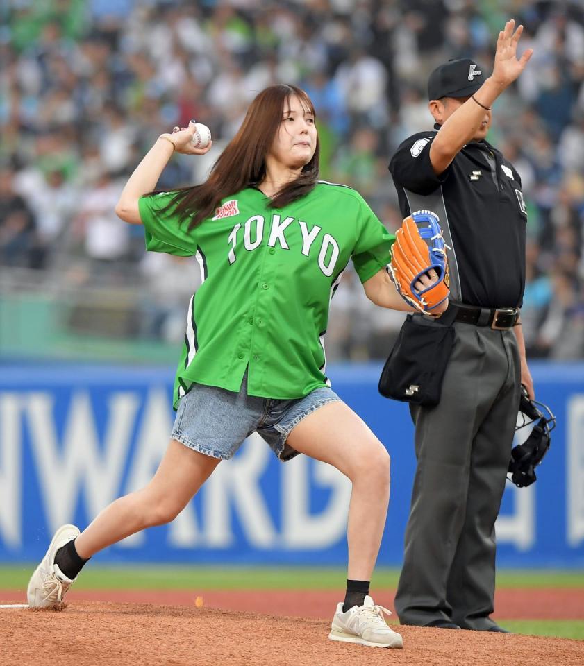 　始球式で投球する青木歌音（撮影・佐藤厚）