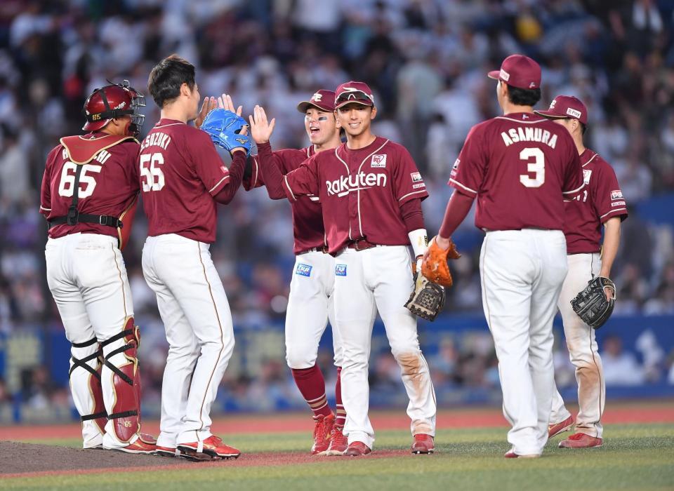 　ロッテに競り勝ちタッチを交わす宗山（中央）ら楽天ナイン（撮影・開出牧）
