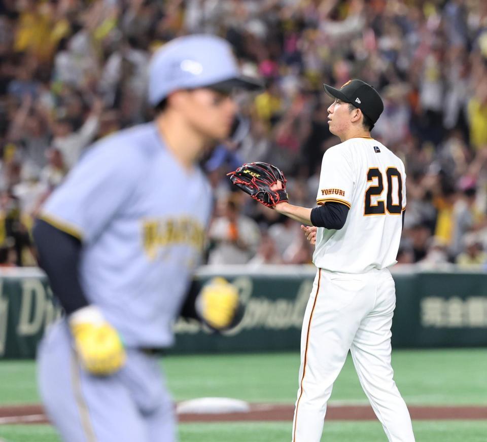　４回、森下（左）に同点ソロを浴びた戸郷　