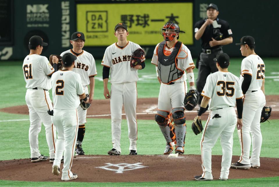 　６回、勝ち越しを許し厳しい表情の戸郷（中央）＝撮影・金田祐二