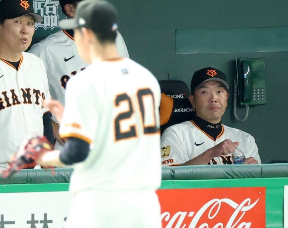 　戸郷（左手前）に視線を向ける阿部監督（右）＝撮影・金田祐二