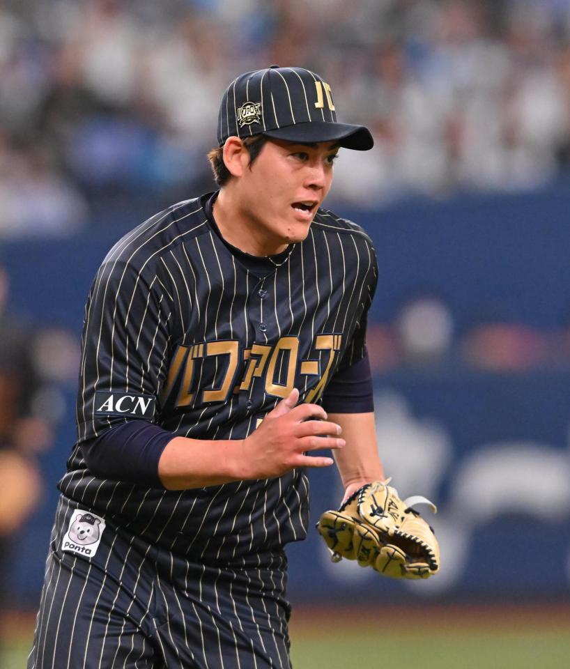 　７回、万波の打球で一塁ベースカバーに走る九里（撮影・西田忠信）