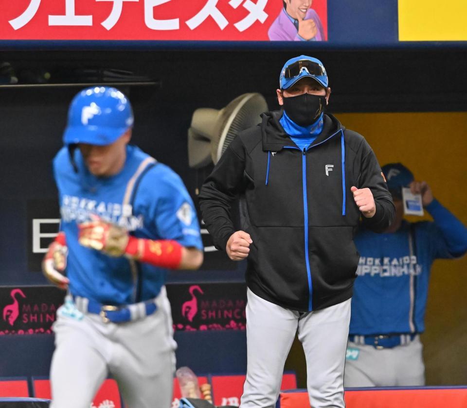 　８回、一走の有薗に代走・五十幡（左）を送る新庄監督（撮影・西田忠信）