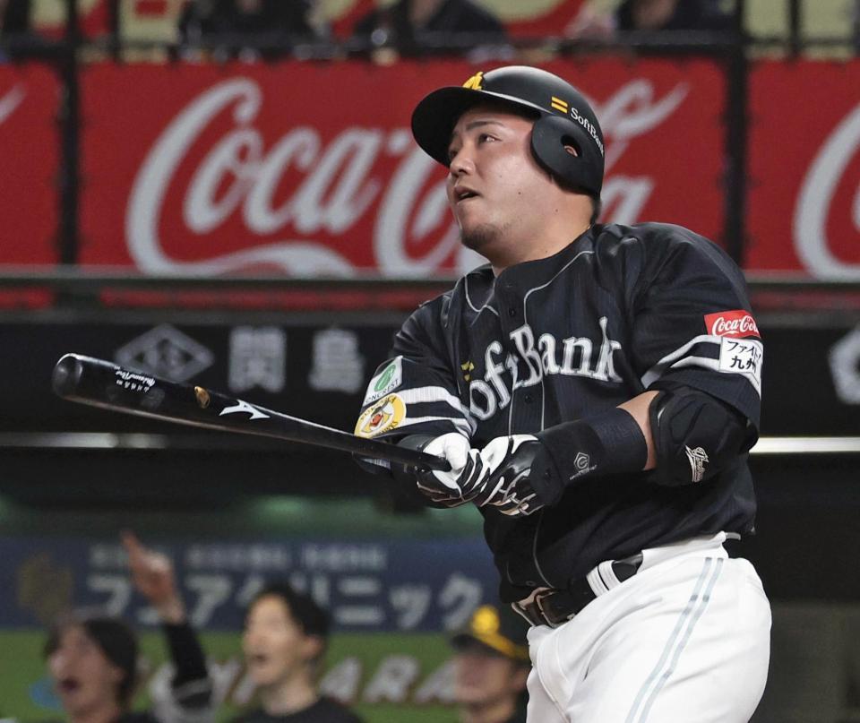 　６回、山川が左越えに先制２ランを放つ