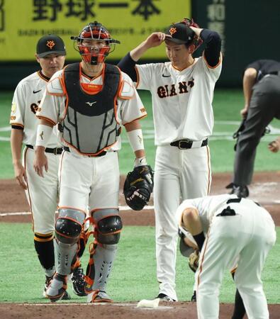 　６回、勝ち越しを許し厳しい表情の戸郷（右）、大城卓（中央）のバッテリー（撮影・金田祐二）