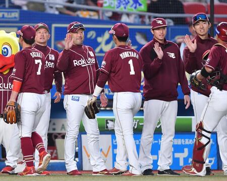 　ロッテに競り勝ち宗山（１）らナインとタッチを交わす三木監督（左から２人目）＝撮影・開出牧