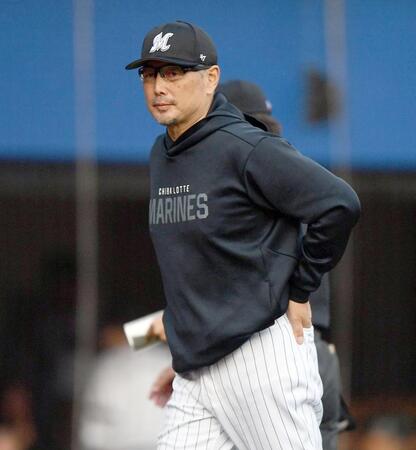 　７回、投手交代を告げる吉井監督（撮影・開出牧）