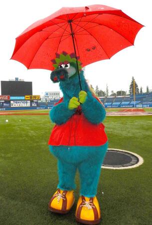 　雨天中止となったグラウンドにひとりたたずむスラィリー（撮影・佐藤厚）