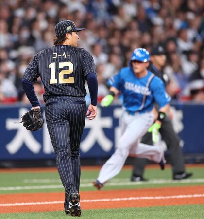 　２回、失点を許す東（左）＝撮影・山口登