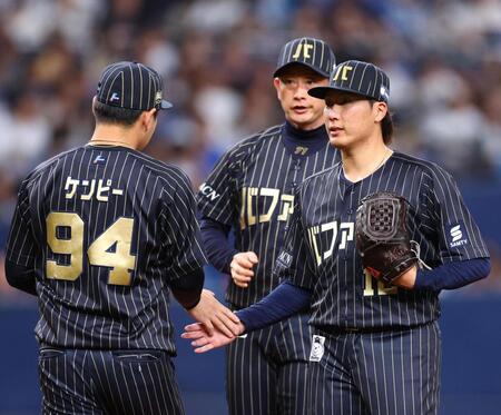 　２回、東（右）は川瀬と交代する（中央は岸田監督）＝撮影・山口登