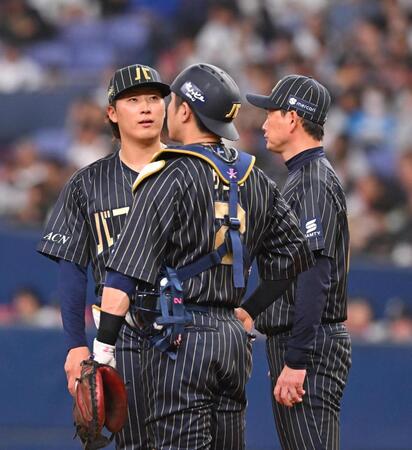 　２回、岸田監督（右）から降板を告げられる東（左）＝撮影・西田忠信