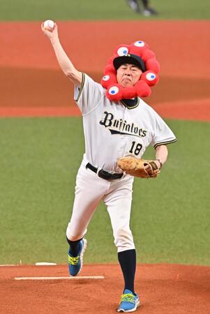 　始球式をする大阪観光局・溝畑宏理事長（撮影・西田忠信）