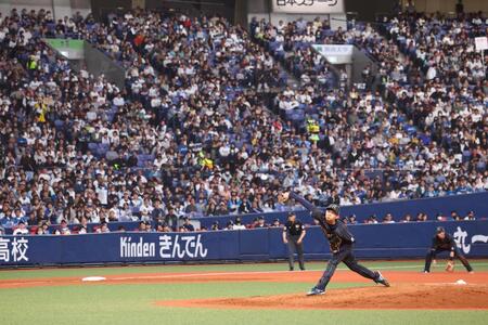 　５回、力投する山岡（撮影・山口登）