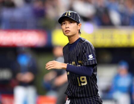 　５回、山岡は日本ハム打線を三者凡退に抑えベンチに戻る（撮影・山口登）