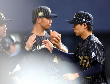 　５回、山岡（右）は日本ハム打線を三者凡退に抑えベンチに戻る（撮影・山口登）