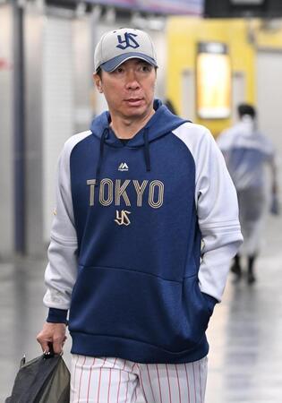 　室内練習場に向かう高津監督