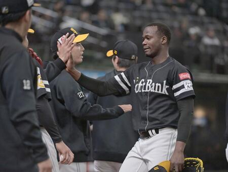 　５回まで西武打線を１安打に抑えナインに出迎えられるモイネロ（撮影・持木克友）