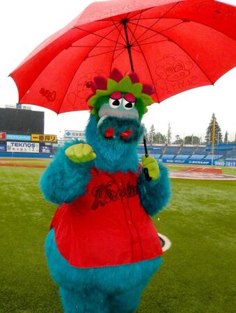 　無人の球場でひとりたたずむスラィリー（撮影・佐藤厚）