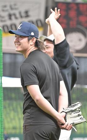 　山川（右）と談笑する高橋（撮影・持木克友）