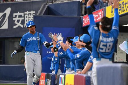 　８回、ソロを放ち笑顔でナインとタッチする万波（左）＝撮影・西田忠信