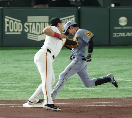 　１回、犠打の中野と送球を受けた岡本が交錯（撮影・金田祐二）