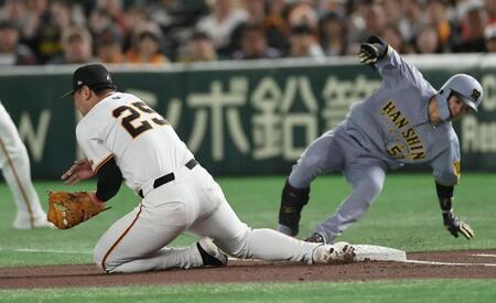 　１回、中野と接触し左腕を痛める岡本（撮影・田中太一）