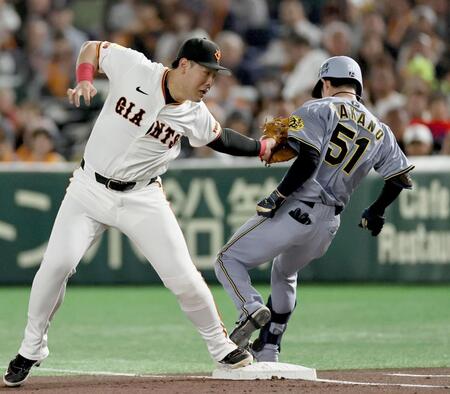 　１回、中野にタッチする岡本（撮影・田中太一）