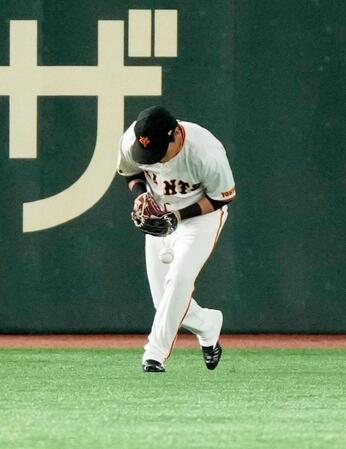 　１回、大山の飛球を落球する長野