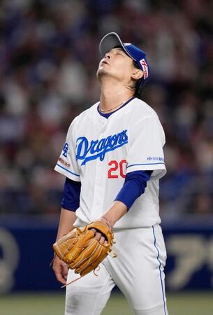 　５回の投球を終え、ベンチに戻る涌井