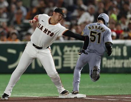 　１回、中野にタッチする岡本（撮影・田中太一）