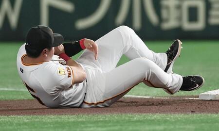 　１回、中野と接触し左腕を痛める岡本（撮影・田中太一）