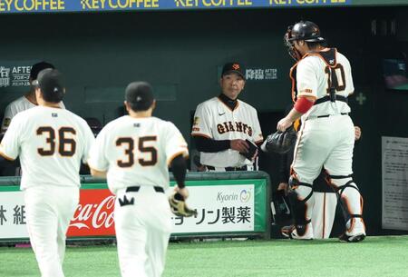 　ベンチで厳しい表情の阿部監督（撮影・金田祐二）