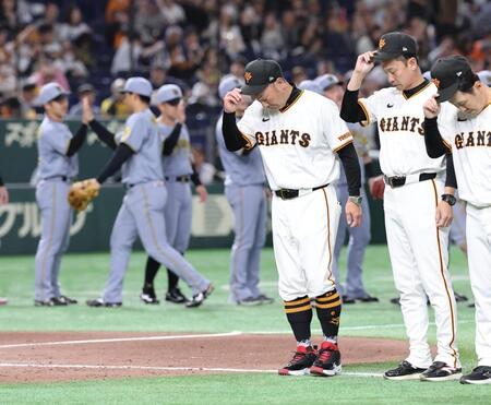 　阪神に連敗、頭を下げる阿部監督（右から３人目）