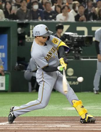 　１回阪神１死三塁、森下が左前に先制打を放つ＝東京ドーム