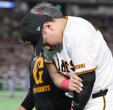 　１回、犠打の中野と交錯し、左腕を押さえながらベンチに下がる岡本