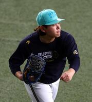 　キャッチボールする宮城（撮影・山口登）