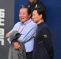 　梨田昌孝氏（左）と言葉を交わす岸田監督（撮影・西田忠信）