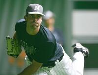 　室内でキャッチボールするサモンズ（撮影・開出牧）