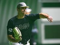 　室内でキャッチボールするサモンズ（撮影・開出牧）