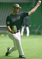 　室内でキャッチボールするサモンズ（撮影・開出牧）