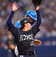 　１回、東は二塁ゴロで一塁に向かったレイエスと接触しそうになる（撮影・山口登）