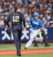 　２回、失点を許す東（左）＝撮影・山口登