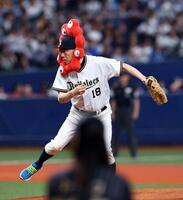 　始球式をする大阪観光局・溝畑宏理事長（撮影・山口登）