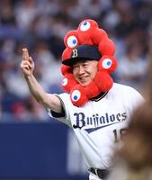 　始球式を終え笑顔を見せる大阪観光局・溝畑宏理事長（撮影・山口登）