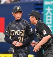 　２回、東の交代を告げる岸田監督（撮影・西田忠信）