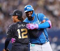 　１回、一塁に走っていたレイエス（右）は東と接触しそうになり笑顔で謝罪する（撮影・山口登）